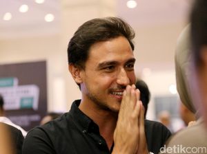 Senyuman Hamish Daud di Showcase Raisa X Isyana