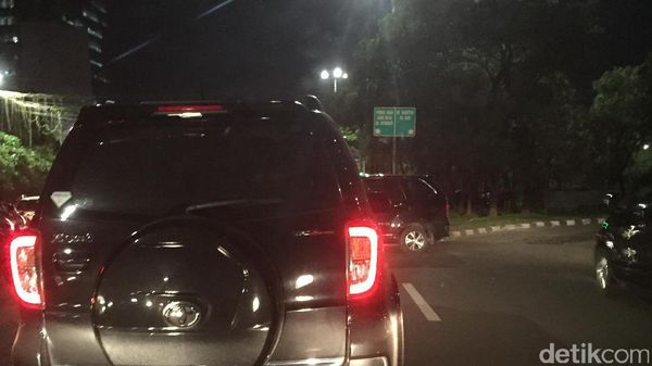 Mobil Melawan Arus di Cilandak