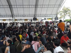 Antrean Konser Coldplay Bangkok Makin Panjang, Penonton: Buka! Buka!