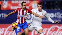 Bek Atletico Madrid, Juanfran Torres, juga pernah bermain di Real Madrid meski jarang diturunkan. Dia adalah produk asli Castilla sebelum memperkuat Atletico sedari 2011 hingga sekarang. Tak cuma Juanfran, beberapa nama lawas seperti Caminero. Luis Aragones, Hugo Sanchez, dan bahkan Santiago Bernabeu sempat memperkuat dua klub ibukota itu. (Denis Doyle/Getty Images)