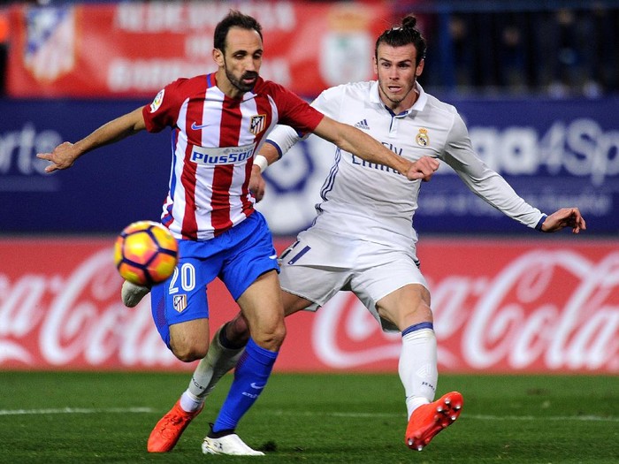 MADRID, SPAIN - NOVEMBER 19:  Gareth Bale of Real Madrid CF is blocked by Juanfran of Club Atletico de Madrid during the La Liga match between Club Atletico de Madrid and Real Madrid CF at Vicente Calderon Stadium on November 19, 2016 in Madrid, Spain.  (Photo by Denis Doyle/Getty Images)