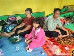 Cerita Juwita Tak Bisa Sekolah karena Seragamnya Tertimbun Longsor