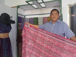 Pria Ini Pensiun Dini dari PNS demi Lestarikan Batik Banten