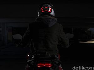 Agar Terlihat, Ada Lampu Rem yang Diletakkan di Helm Biker