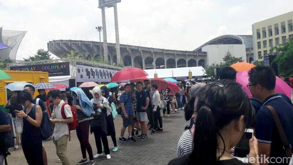 Duh, Ini Antrean Panjang Penukaran Tiket Coldplay di Bangkok