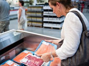 Jadi Viral, Nenek Ini Pakai Tas Louis Vuitton Seharga Rp 15 Juta untuk Bawa Ikan Segar!