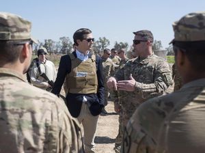 Padukan Blazer & Rompi Antipeluru, Suami Ivanka Trump Diolok