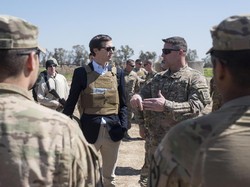 Padukan Blazer & Rompi Antipeluru, Suami Ivanka Trump Diolok