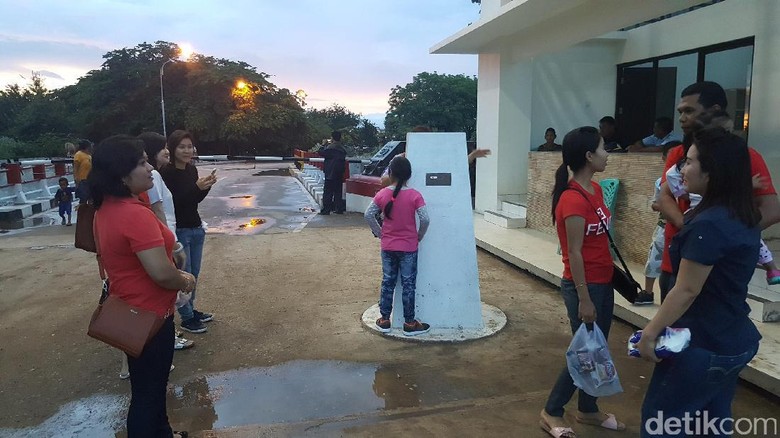 Turis di jembatan perbatasan Motaain (Fitraya/detikTravel) Turis di jembatan perbatasan Motaain (Fitraya/detikTravel)