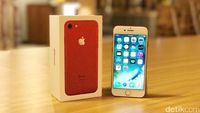 Unboxing iPhone Berkelir Merah di Jakarta