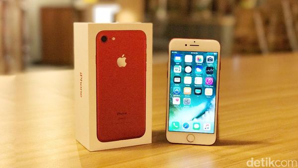 Unboxing iPhone Berkelir Merah di Jakarta
