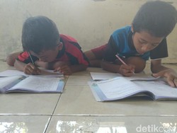 Belajar di Musala, Pelajar SD di Cirebon Sering Pegal dan Masuk Angin