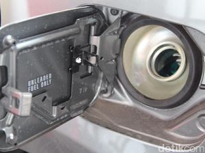Tahu Nggak Kenapa Posisi Tutup Tangki Bensin Tiap Mobil Berbeda? Tahu Nggak Kenapa Posisi Tutup Tangki Bensin Tiap Mobil Berbeda?