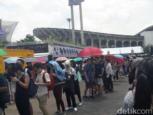 Penonton Sudah Antre Nonton Konser Coldplay Sejak Pagi Penonton Sudah Antre Nonton Konser Coldplay Sejak Pagi