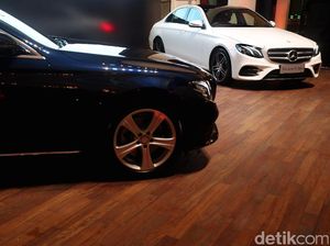 Nyetir Sedan Mewah Buatan Bogor