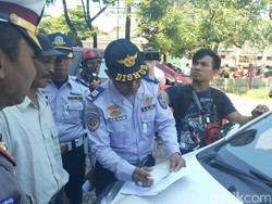 Polantas dan Petugas Dishub di Makassar Razia Taksi Online