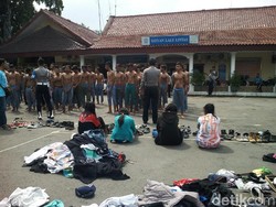 Polisi Jemur Ratusan Pelajar SMK di Cirebon yang Hendak Tawuran