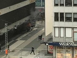 Terlihat Asap Tebal dan Bunyi Ledakan Saat Teror Truk di Swedia