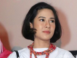 Dian Sastro Gelar Pameran Instalasi Kain Sumba