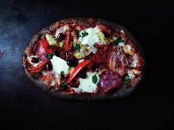 Pizza Hitam Pekat dengan Topping Klasik Italia akan Dipasarkan Bulan Depan