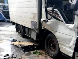 Truk Boks Tabrak Pembatas Jalan di Jakpus, Sopir Terluka