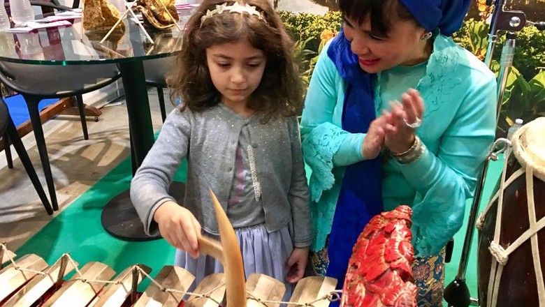 Pengunjung cilik asal Italia mencoba memainkan gamelan (dok KBRI Roma) Pengunjung cilik asal Italia mencoba memainkan gamelan (dok KBRI Roma)