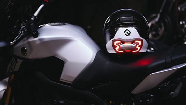 Keren, Ada Lampu Rem di Helm
