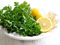 Sering Jadi Hiasan Makanan, Daun Peterseli Ampuh Atasi Kanker