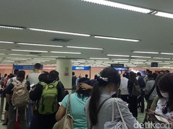 Antrean Calon Penonton Coldplay Juga Mengular di Bandara Bangkok