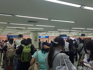 Antrean Calon Penonton Coldplay Juga Mengular di Bandara Bangkok Antrean Calon Penonton Coldplay Juga Mengular di Bandara Bangkok