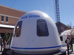 Jeff Bezos Pamer Kendaraan ke Luar Angkasa