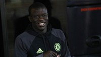 NGolo Kante. Selama dua musim Kante membawa timnya juara Premier League; Leicester pada 2015/2016 dan Chelsea di 2016/2017. Wenger mengaku pernah mendekati Kante, tak cuma saat di Leicester tapi juga semasa ia masih di liga Prancis (2012-2015). (Foto: Getty Images/Ian MacNicol)