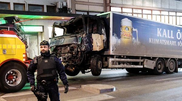 Truk Penabrak Pejalan Kaki di Swedia Dievakuasi