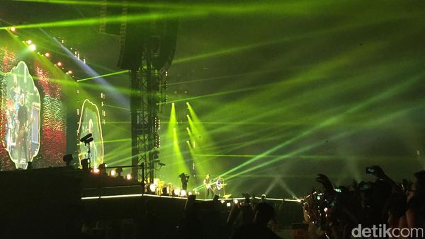 Antre Seharian, Begini Meriahnya Konser Coldplay di Bangkok