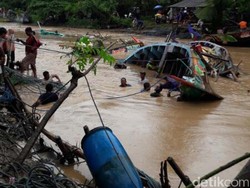 Banjir Hempaskan 73 Perahu Nelayan di Pati