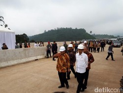 Di Tengah Hujan, Jokowi Cek Progres Proyek Tol Bawen-Salatiga