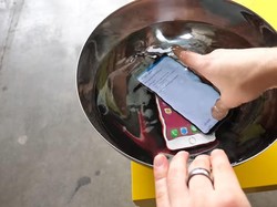 Nasib iPhone 7 Merah dan Galaxy S8 Saat Direndam 15 Menit