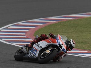 Salah Pilih Ban Bikin Lorenzo Tercecer