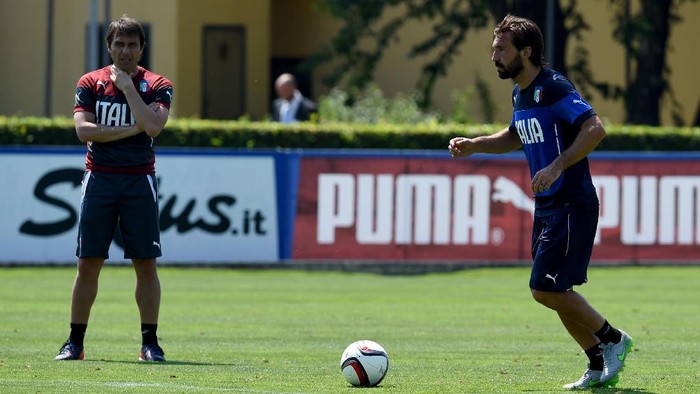 FLORENCE, ITALY - JUNE 08:  Head coach Antonio Conte (L) and Andrea Pirlo during an Italy training session at Coverciano on June 8, 2015 in Florence, Italy.  (Photo by Claudio Villa/Getty Images)