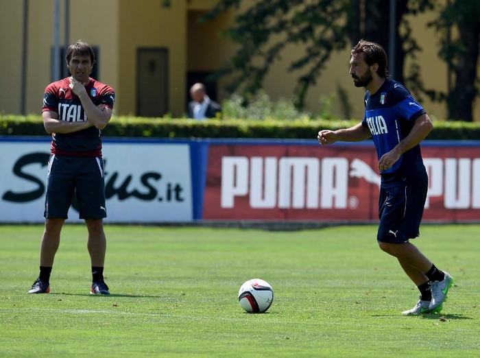 FLORENCE, ITALY - JUNE 08:  Head coach Antonio Conte (L) and Andrea Pirlo during an Italy training session at Coverciano on June 8, 2015 in Florence, Italy.  (Photo by Claudio Villa/Getty Images)