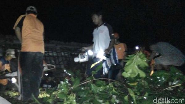 Satu Korban Masih Terjepit Pohon yang Tumbang di Banyumas