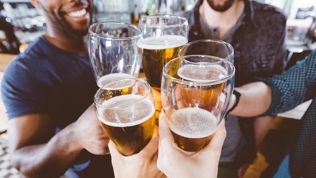 Lelah mental bisa membuat orang dekat dengan hal-hal yang kurang menyehatkan termasuk mengonsumsi minuman beralkohol.