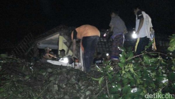 Satu Korban Masih Terjepit Pohon yang Tumbang di Banyumas