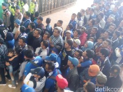 Ribuan Bobotoh Mulai Padati Stadion GBLA