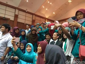 Saat Arcandra Tahar Jadi Sasaran Selfie Mahasiswi Saat Arcandra Tahar Jadi Sasaran Selfie Mahasiswi