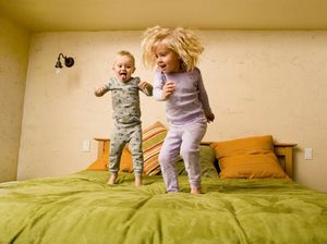 Tempat Tidur Sering Dilompati Anak-anak, Ini Dampak Buruknya Tempat Tidur Sering Dilompati Anak-anak, Ini Dampak Buruknya
