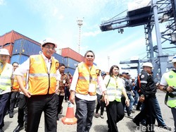 Kapal Raksasa Bersandar di Tanjung Priok, Apa Manfaatnya?
