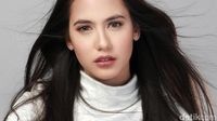 Lihat Gaya Cantik Pevita Pearce Saat Menyantap Makanan Favoritnya