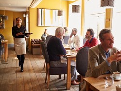 8 Kebiasaan Pengunjung Restoran Ini Bisa Bikin Pelayan Kesal (2)