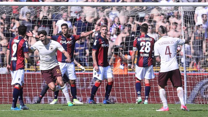 Kalahkan Bologna 3-0, Roma Jaga Jarak dengan Juve